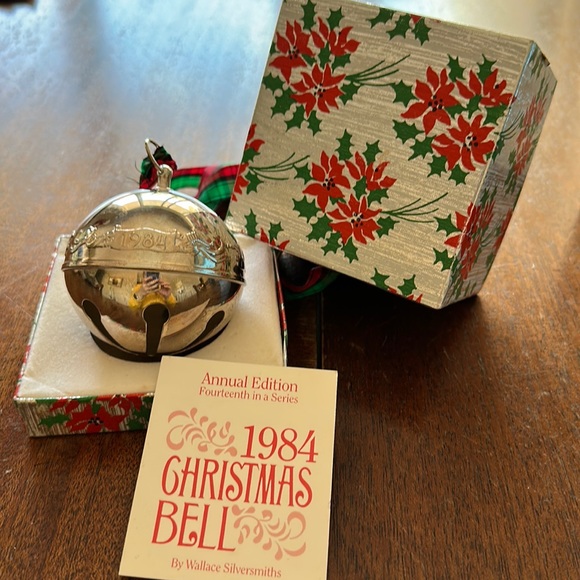 Wallace 1984 Annual Bell - Picture 1 of 3